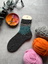 Laden Sie das Bild in den Galerie-Viewer, Karosocks - Strickanleitung