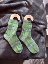 Laden Sie das Bild in den Galerie-Viewer, Freebie Chicken Socks No.1 - Anleitung zum Socken stricken!