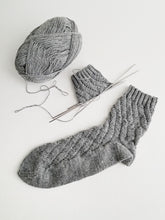 Laden Sie das Bild in den Galerie-Viewer, Freebie Chicken Socks No.1 - Anleitung zum Socken stricken!