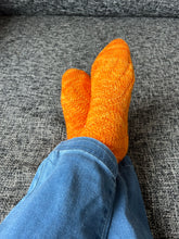 Laden Sie das Bild in den Galerie-Viewer, Freebie Chicken Socks No.1 - Anleitung zum Socken stricken!