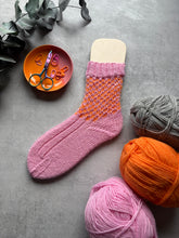 Laden Sie das Bild in den Galerie-Viewer, Karosocks - Strickanleitung