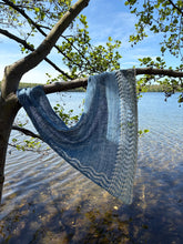 Laden Sie das Bild in den Galerie-Viewer, Cloudywaves Shawl - Strickanleitung