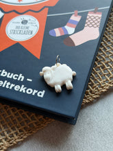 Laden Sie das Bild in den Galerie-Viewer, Woolly Hugs Sockenweltrekord signiertes Buch-Bundle