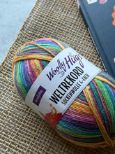 Laden Sie das Bild in den Galerie-Viewer, Woolly Hugs Sockenweltrekord signiertes Buch-Bundle